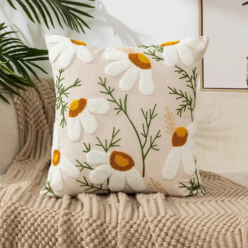 BloomLinen – Geborduurde Kussenhoes van Katoen Canvas met Landelijke Bloemenpracht
