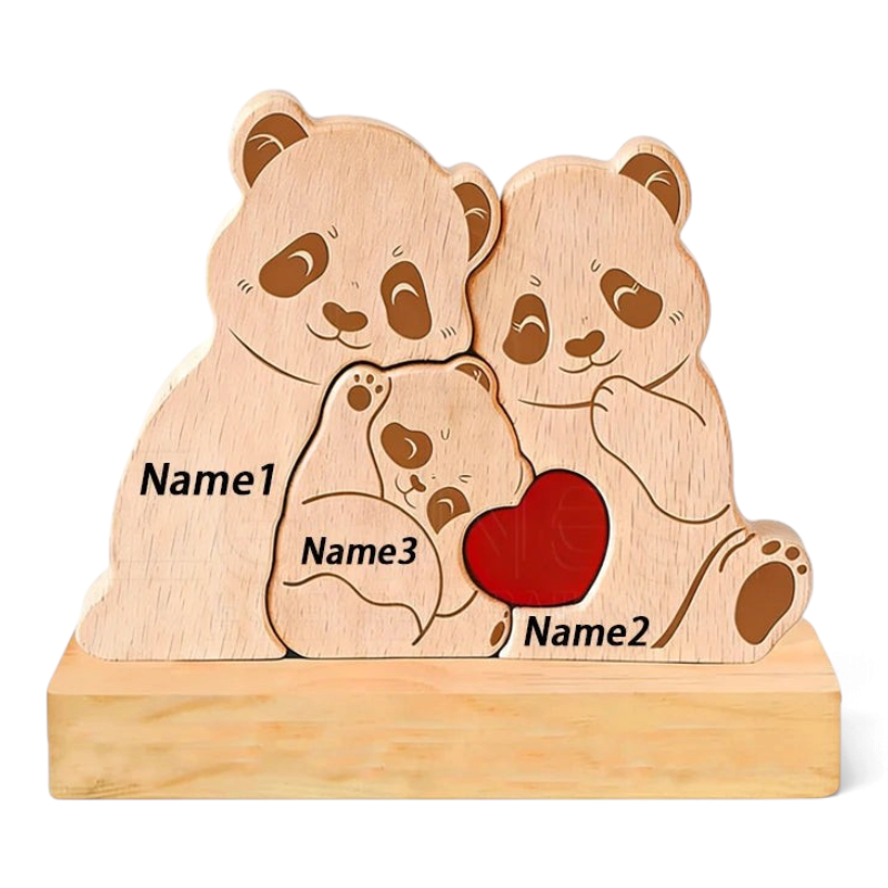 By Levin gepersonaliseerde houten pandafamilie puzzel met gegraveerde namen en een rood hart als decoratie