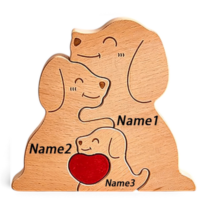 Gepersonaliseerde By Levin houten hondenfamilie puzzel met rood hartje als sfeervolle woondecoratie op een tafel.