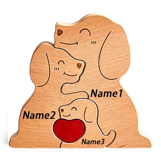 Gepersonaliseerde By Levin houten hondenfamilie puzzel met rood hartje als sfeervolle woondecoratie op een tafel.
