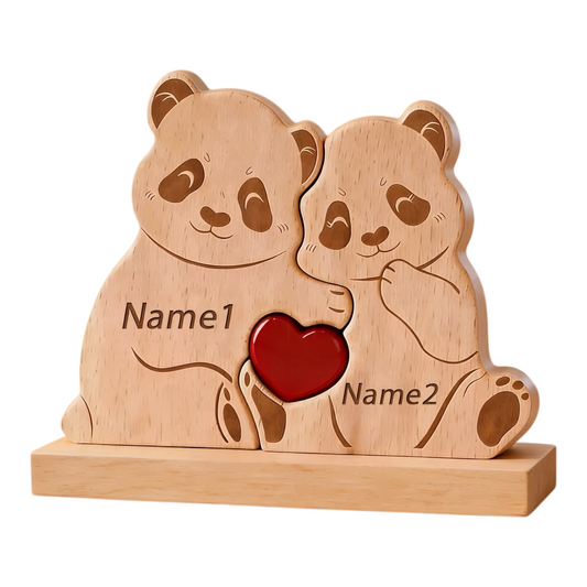 By Levin gepersonaliseerde houten pandafamilie puzzel met gegraveerde namen en een rood hart als decoratie.
