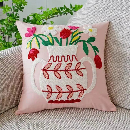 BloomLinen – Geborduurde Kussenhoes van Katoen Canvas met Landelijke Bloemenpracht