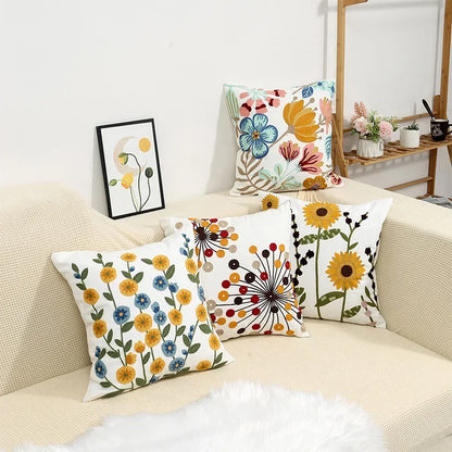BloomLinen – Geborduurde Kussenhoes van Katoen Canvas met Landelijke Bloemenpracht
