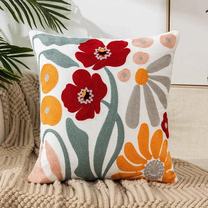 BloomLinen – Geborduurde Kussenhoes van Katoen Canvas met Landelijke Bloemenpracht