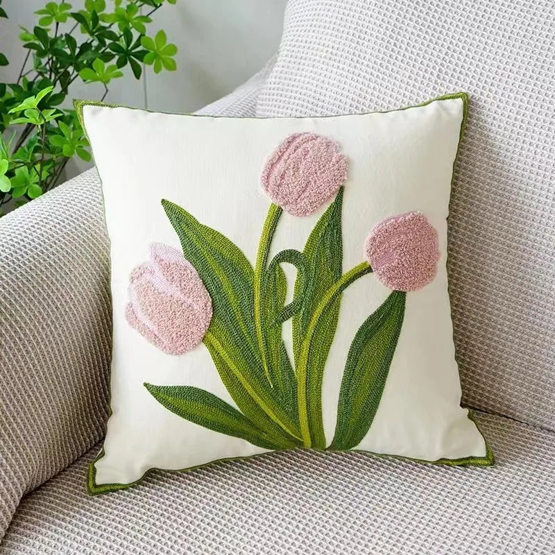 BloomLinen – Geborduurde Kussenhoes van Katoen Canvas met Landelijke Bloemenpracht