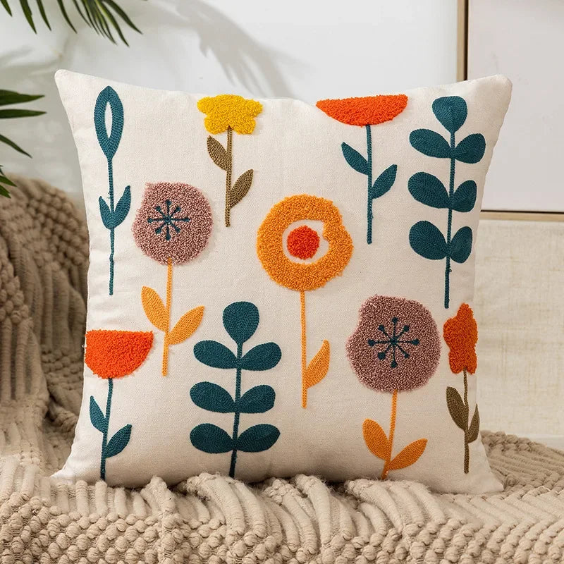 BloomLinen – Geborduurde Kussenhoes van Katoen Canvas met Landelijke Bloemenpracht
