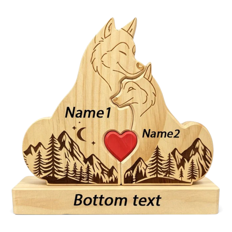 By Levin gepersonaliseerde houten vossenpuzzel met gegraveerde namen en rood hartje op een houten standaard.