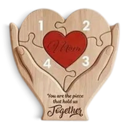 By Levin houten familie hart puzzel met gegraveerde namen en een rood hart, symbool voor liefde en verbondenheid.