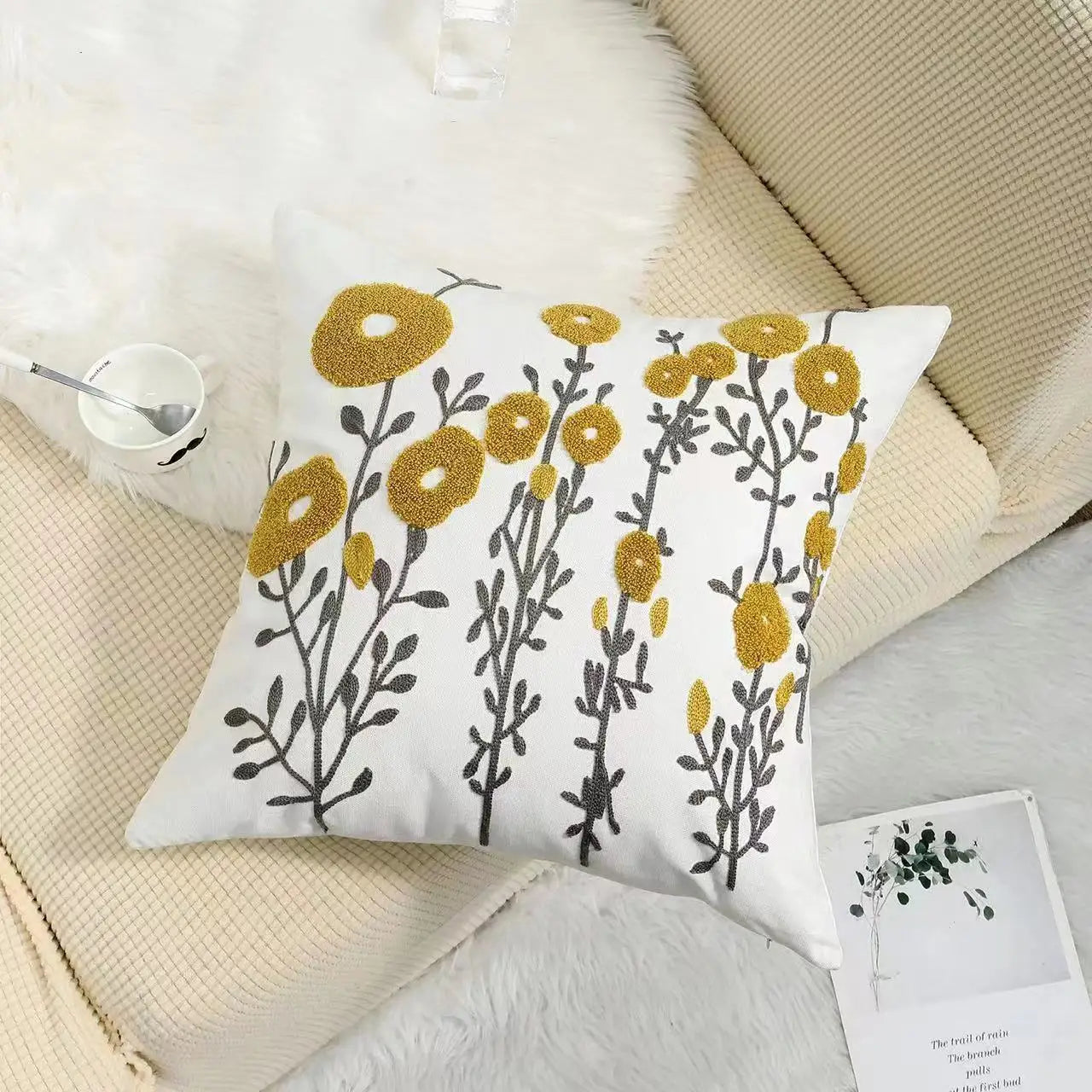 BloomLinen – Geborduurde Kussenhoes van Katoen Canvas met Landelijke Bloemenpracht