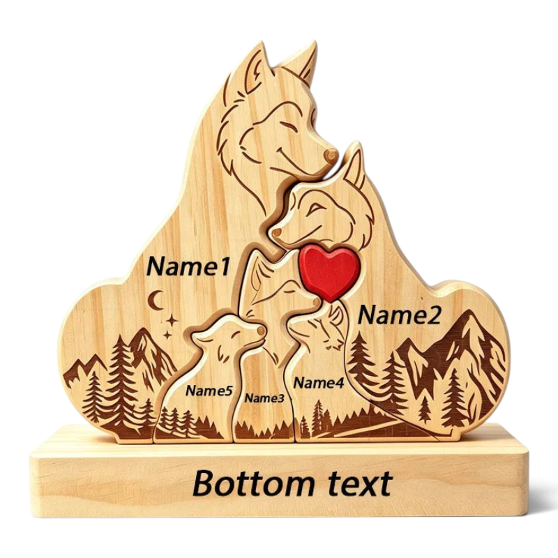 By Levin gepersonaliseerde houten vossenfamilie puzzel met gegraveerde namen en een rood hart op een houten standaard.