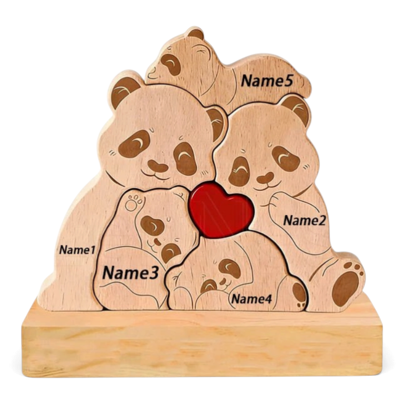 By Levin gepersonaliseerde houten pandafamilie puzzel met gegraveerde namen en een rood hart als decoratie.