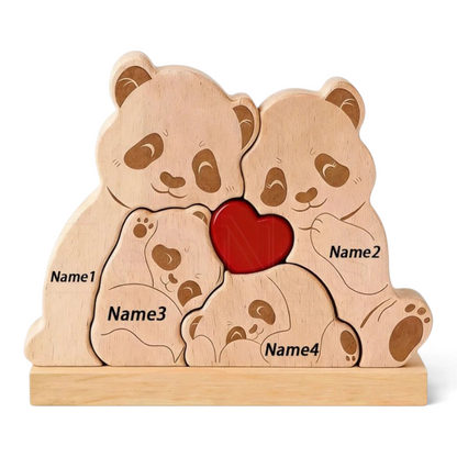 By Levin gepersonaliseerde houten pandafamilie puzzel met gegraveerde namen en een rood hart als decoratie.