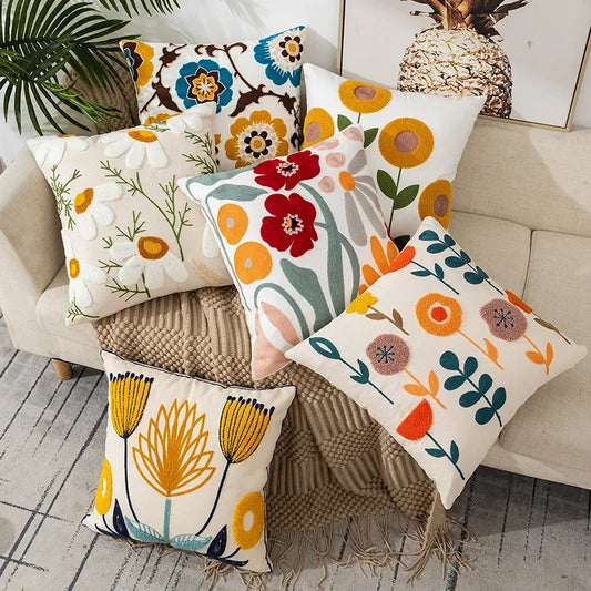 BloomLinen – Geborduurde Kussenhoes van Katoen Canvas met Landelijke Bloemenpracht