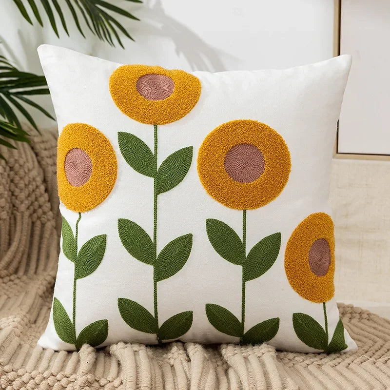 BloomLinen – Geborduurde Kussenhoes van Katoen Canvas met Landelijke Bloemenpracht