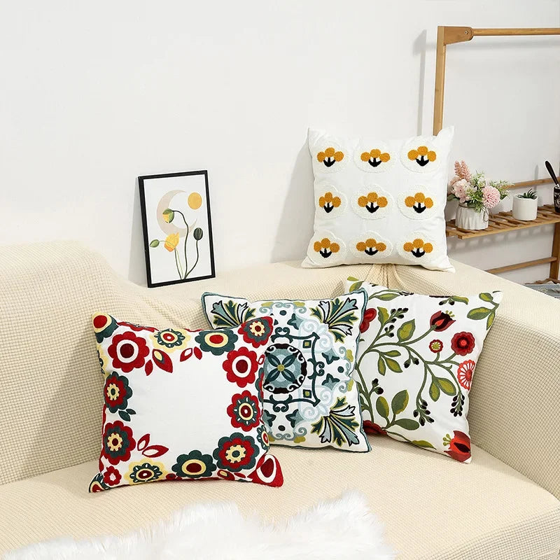 BloomLinen – Geborduurde Kussenhoes van Katoen Canvas met Landelijke Bloemenpracht