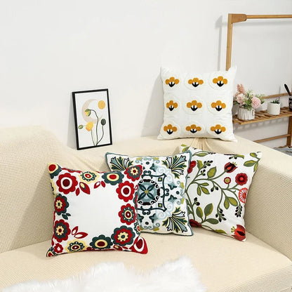BloomLinen – Geborduurde Kussenhoes van Katoen Canvas met Landelijke Bloemenpracht