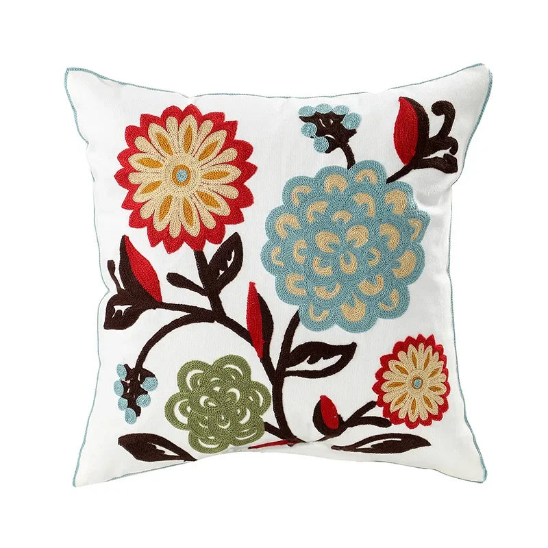 BloomLinen – Geborduurde Kussenhoes van Katoen Canvas met Landelijke Bloemenpracht