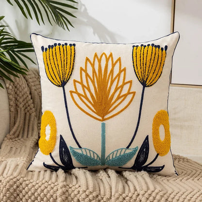 BloomLinen – Geborduurde Kussenhoes van Katoen Canvas met Landelijke Bloemenpracht