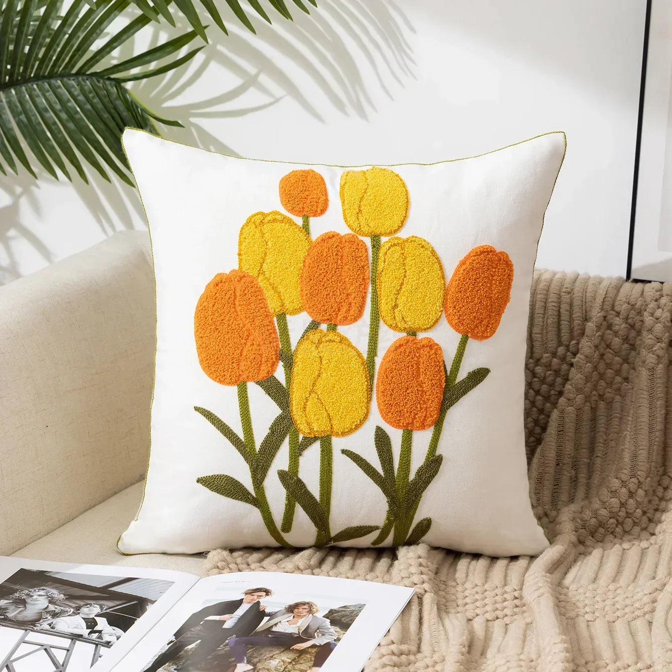 BloomLinen – Geborduurde Kussenhoes van Katoen Canvas met Landelijke Bloemenpracht