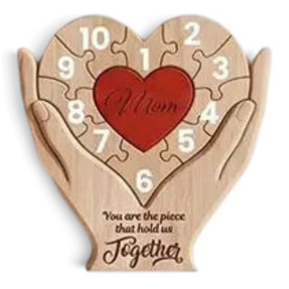 By Levin houten familie hart puzzel met handen die een rood hart omarmen, gepersonaliseerd met namen en tekst.
