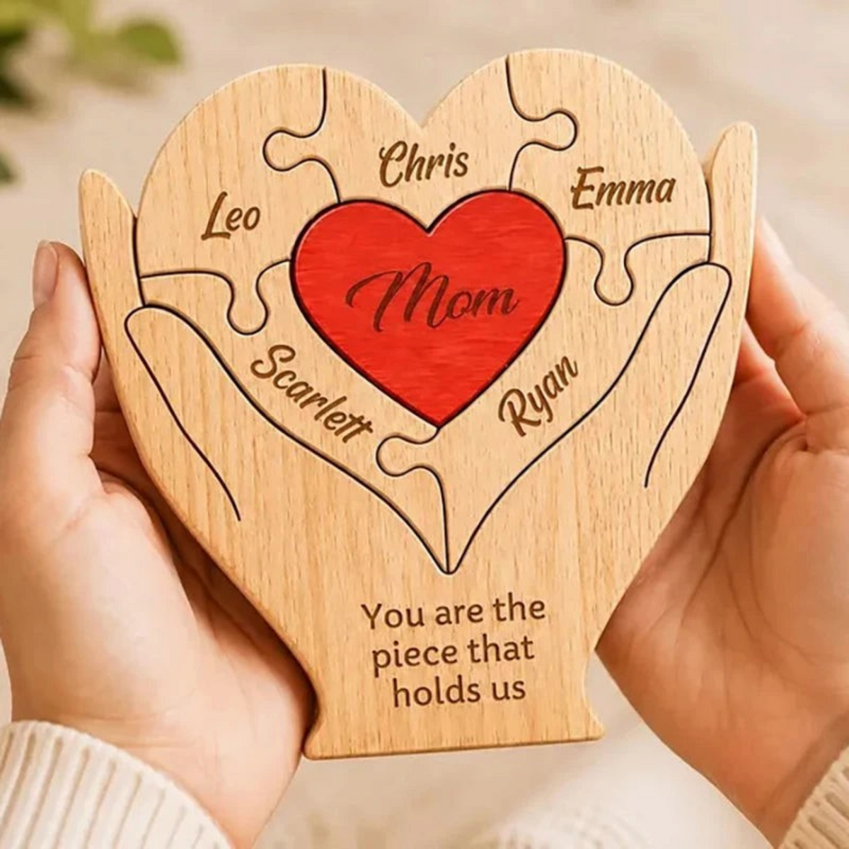 By Levin houten familie hart puzzel met gegraveerde namen en rood hart in handen, perfect als persoonlijk cadeau.