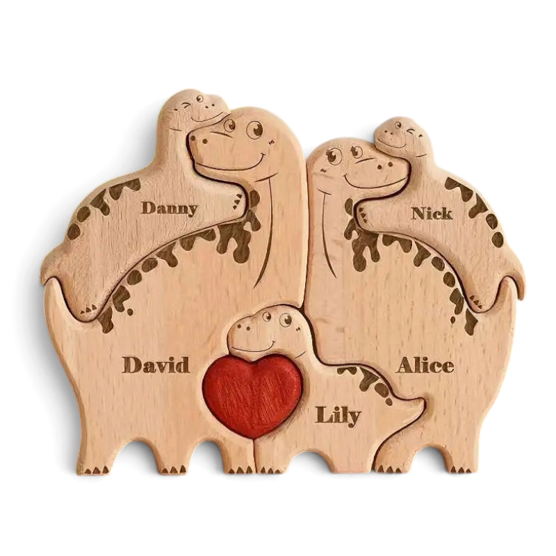 By Levin gepersonaliseerde houten dinosaurus familie puzzel met gegraveerde namen en een rood hartje als decoratie.