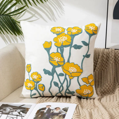 BloomLinen – Geborduurde Kussenhoes van Katoen Canvas met Landelijke Bloemenpracht
