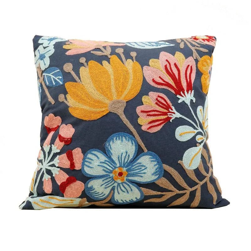 BloomLinen – Geborduurde Kussenhoes van Katoen Canvas met Landelijke Bloemenpracht