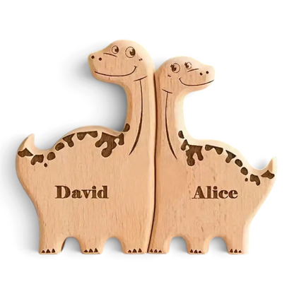 By Levin gepersonaliseerde houten dinosaurus familie puzzel met gegraveerde namen op een houten ondergrond.