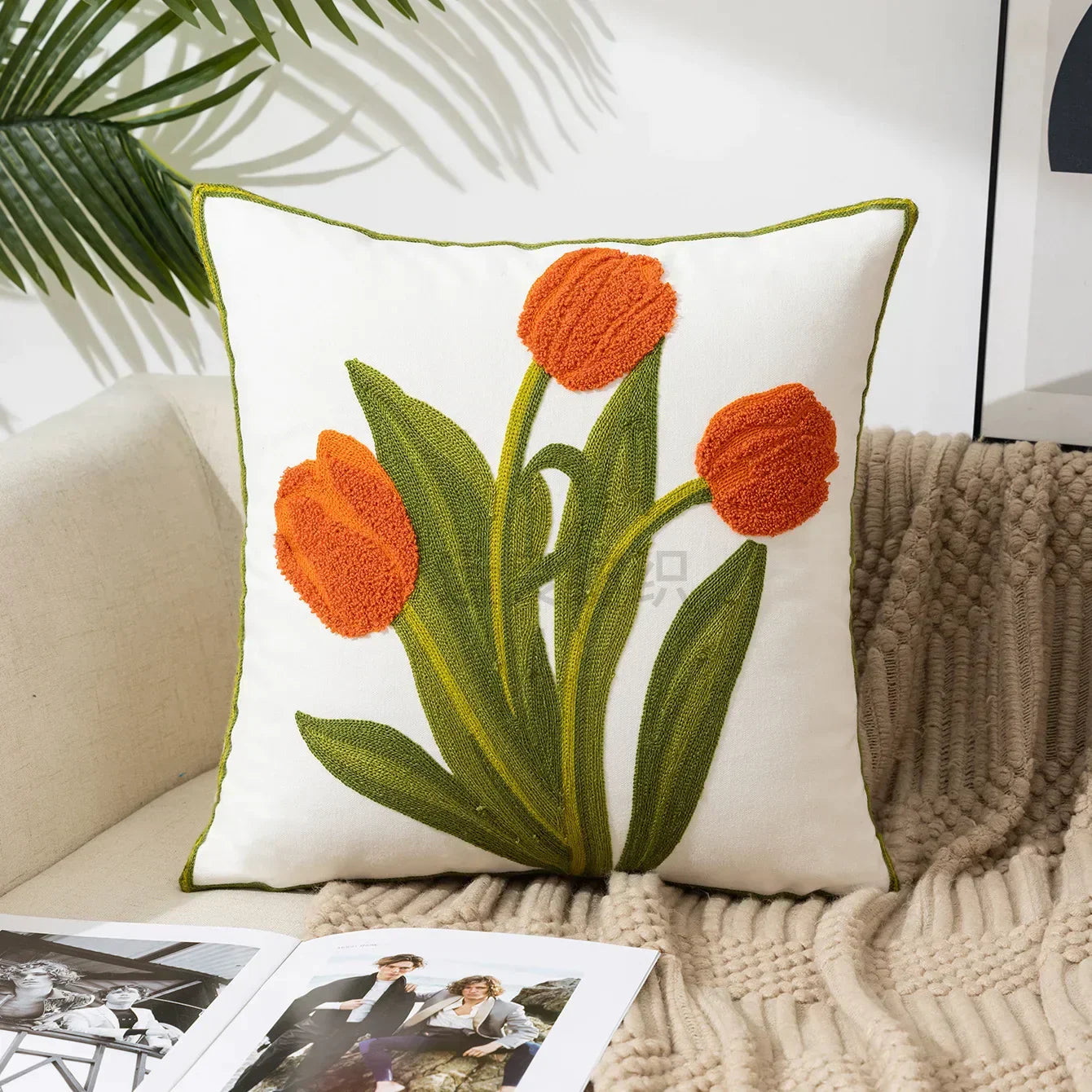 BloomLinen – Geborduurde Kussenhoes van Katoen Canvas met Landelijke Bloemenpracht