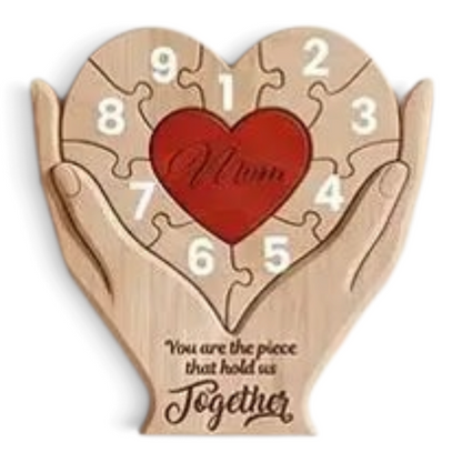 Gepersonaliseerde By Levin houten familie hart puzzel met gegraveerde namen en handen die een rood hart omarmen.