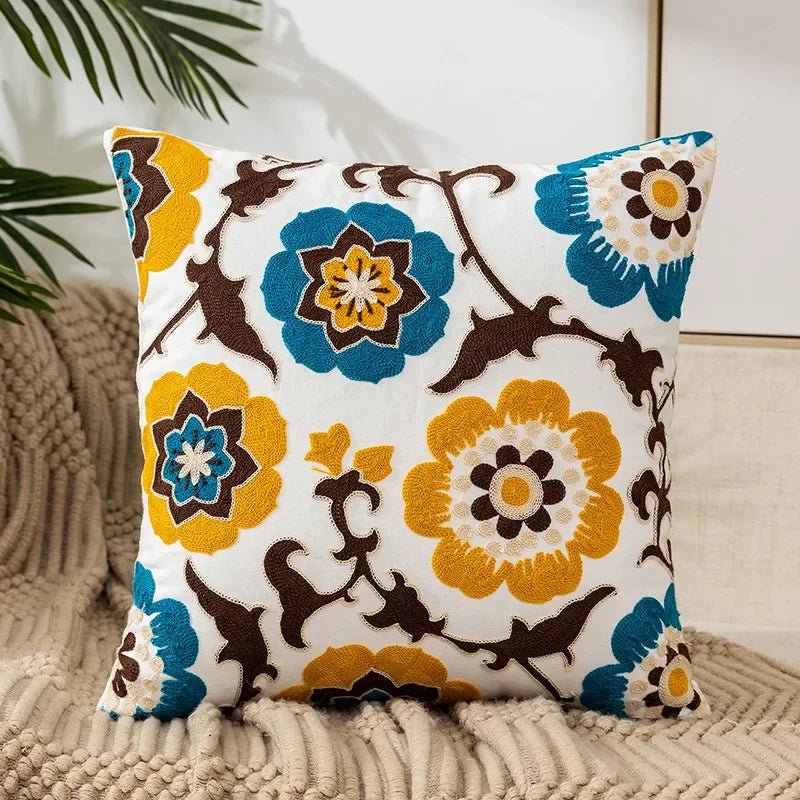 BloomLinen – Geborduurde Kussenhoes van Katoen Canvas met Landelijke Bloemenpracht
