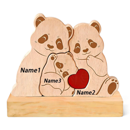 By Levin gepersonaliseerde houten pandafamilie puzzel met gegraveerde namen en een rood hart als decoratie