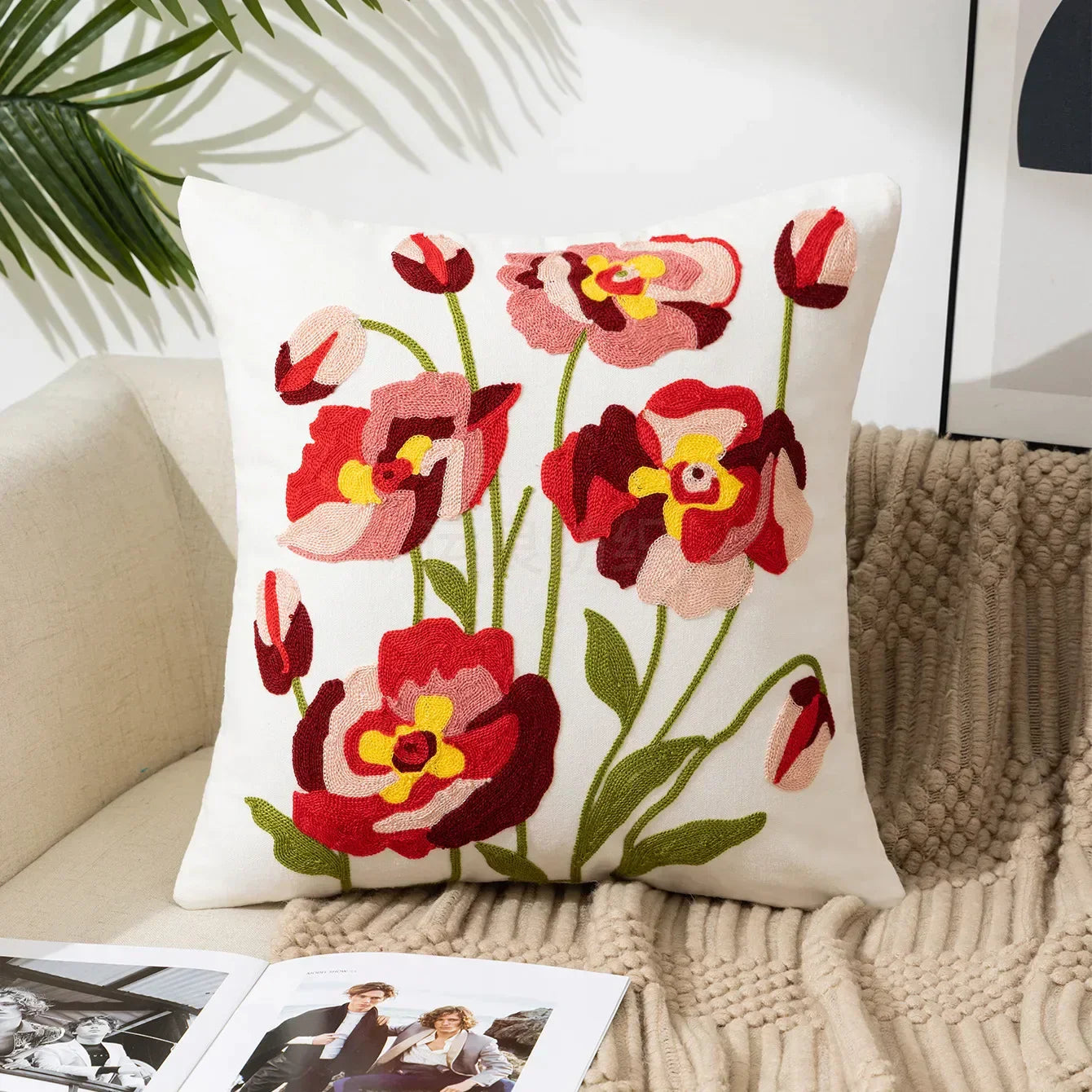 BloomLinen – Geborduurde Kussenhoes van Katoen Canvas met Landelijke Bloemenpracht