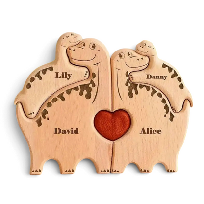By Levin gepersonaliseerde houten dinosaurus familie puzzel met gegraveerde namen en een rood hartje als decoratie.