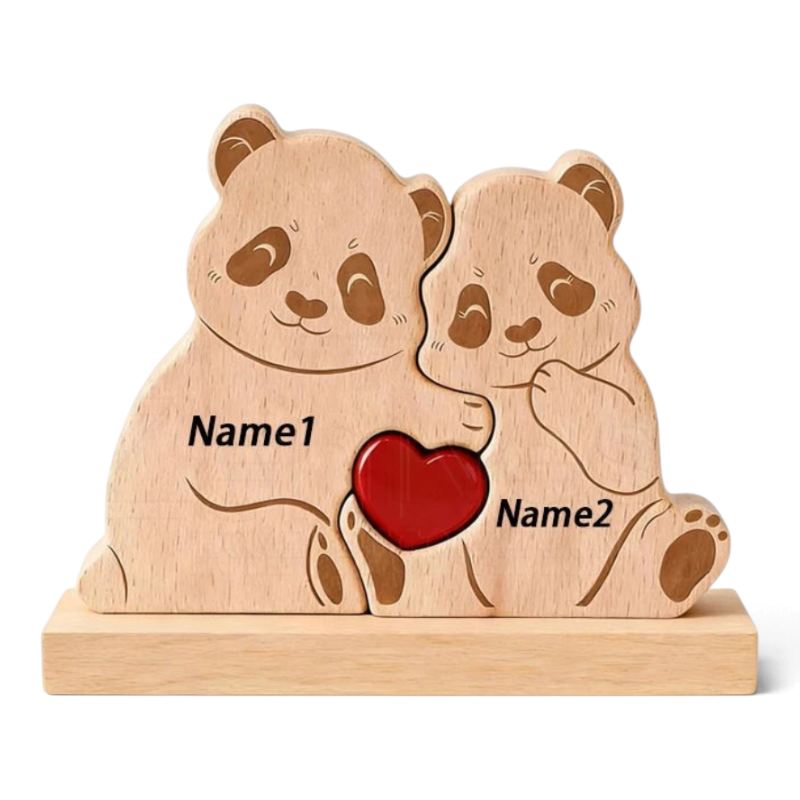 By Levin gepersonaliseerde houten pandafamilie puzzel met gegraveerde namen en een rood hart als decoratief cadeau.