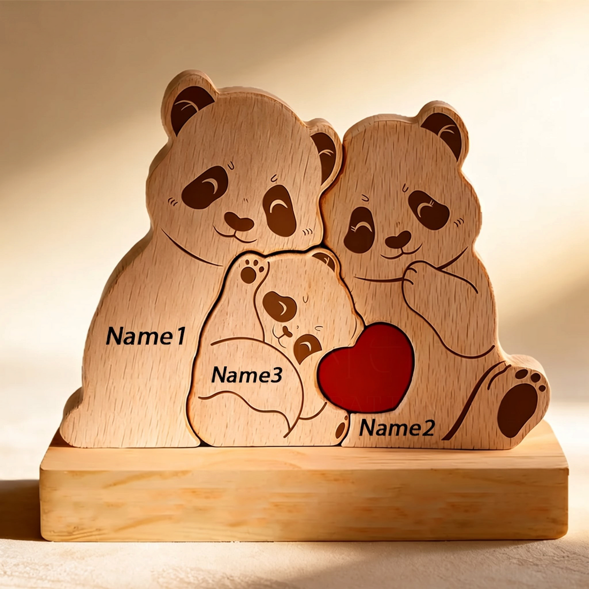 By Levin gepersonaliseerde houten pandafamilie puzzel met gegraveerde namen en een rood hartje als decoratie.