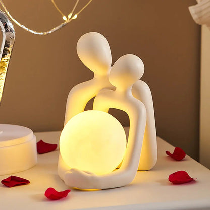 Omhelzend Koppel Decoratieve Lamp