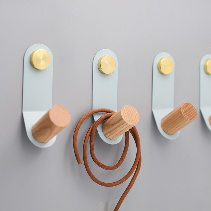 ScandiHook – Minimalistische Pastel Wandhaak met Eikenhout & Messing Accent