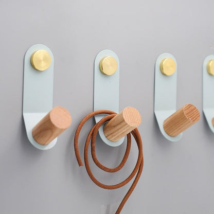 ScandiHook – Minimalistische Pastel Wandhaak met Eikenhout & Messing Accent