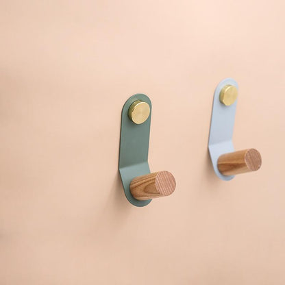 ScandiHook – Minimalistische Pastel Wandhaak met Eikenhout & Messing Accent