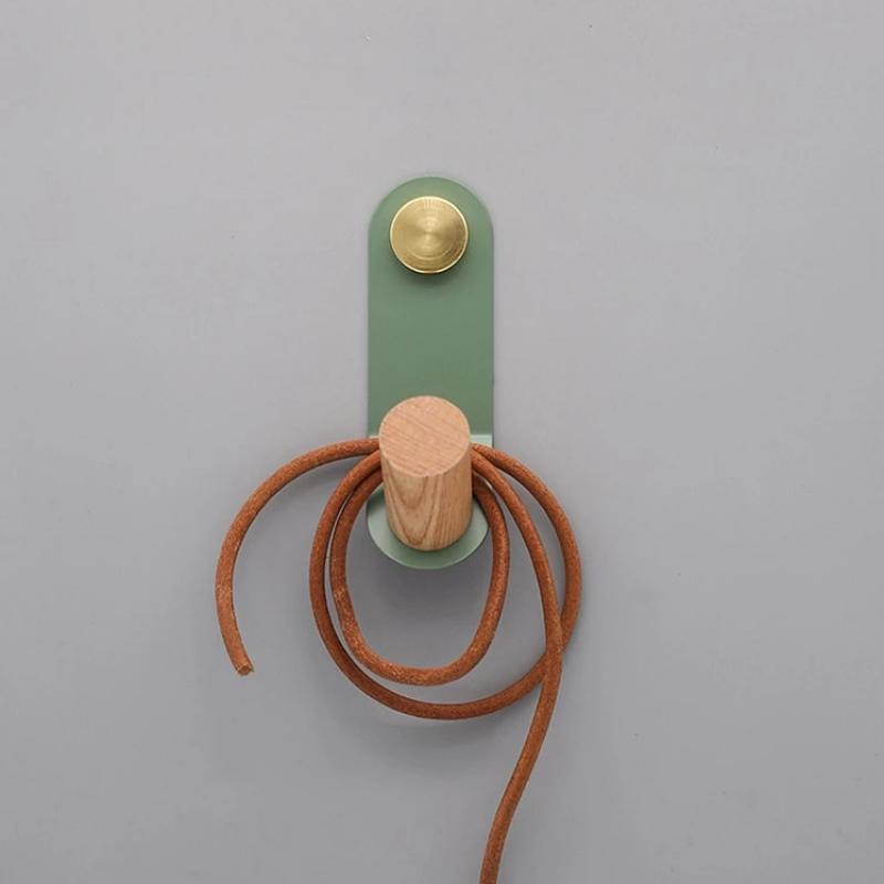 ScandiHook – Minimalistische Pastel Wandhaak met Eikenhout & Messing Accent