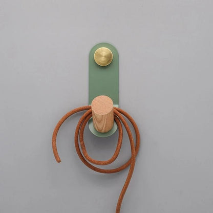 ScandiHook – Minimalistische Pastel Wandhaak met Eikenhout & Messing Accent