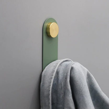 ScandiHook – Minimalistische Pastel Wandhaak met Eikenhout & Messing Accent