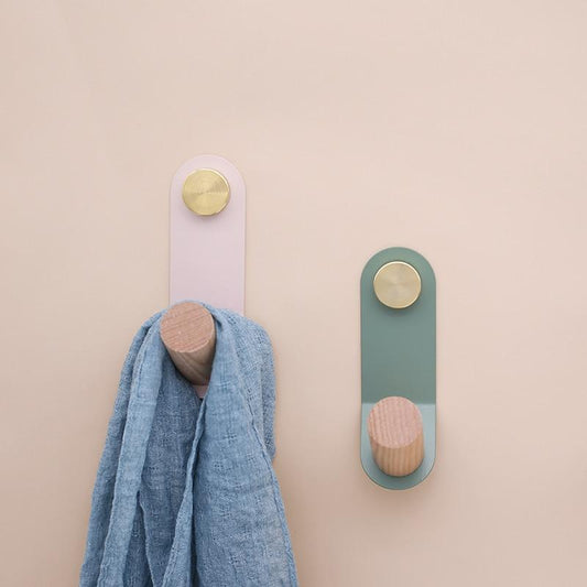 ScandiHook – Minimalistische Pastel Wandhaak met Eikenhout & Messing Accent
