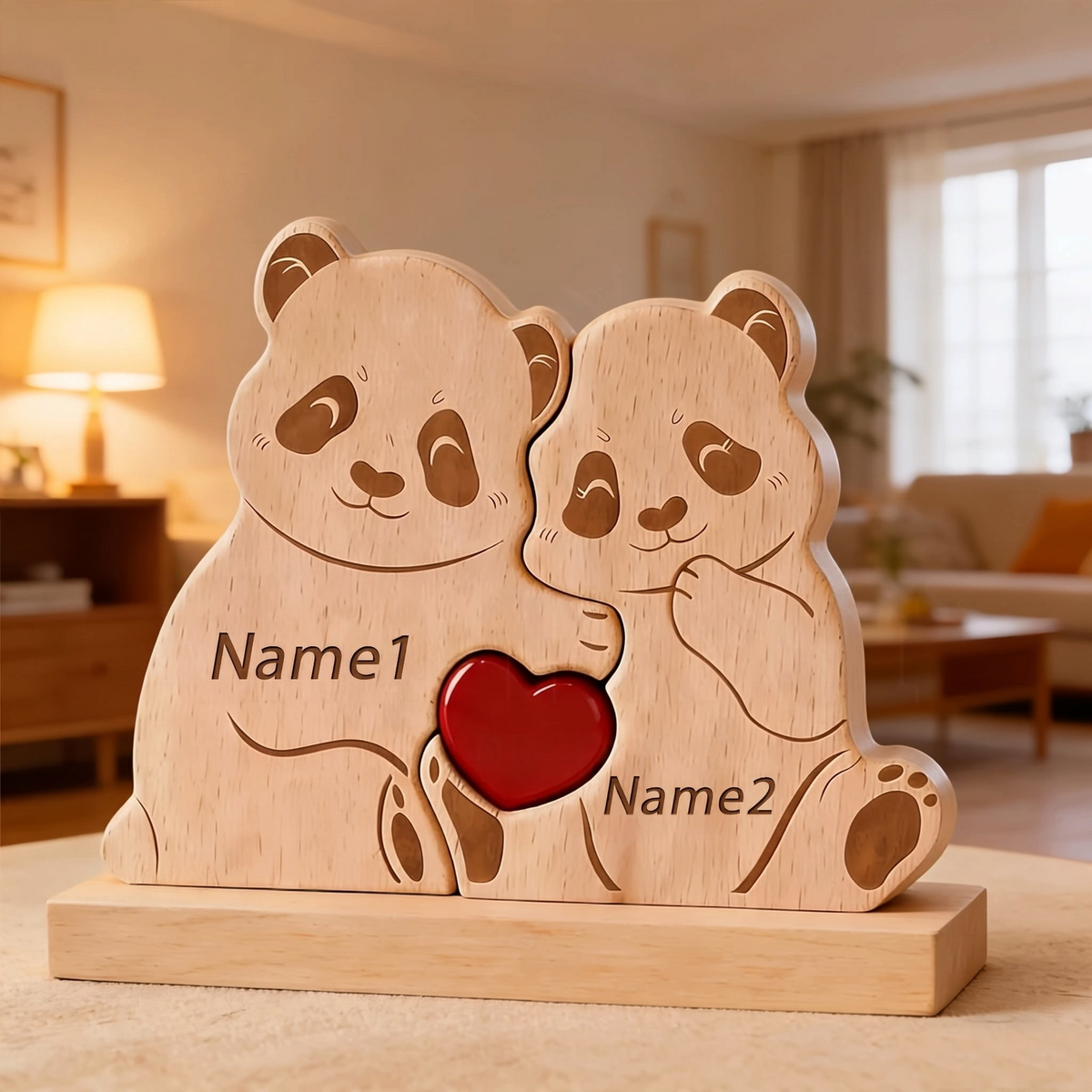 By Levin gepersonaliseerde houten pandafamilie puzzel met gegraveerde namen en een rood hart als decoratie.